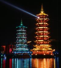 Dwie pagody na stawie Shan w miescie Guilin na poludniu Chin.<br />Copyright by Peter Golda (c) 2004